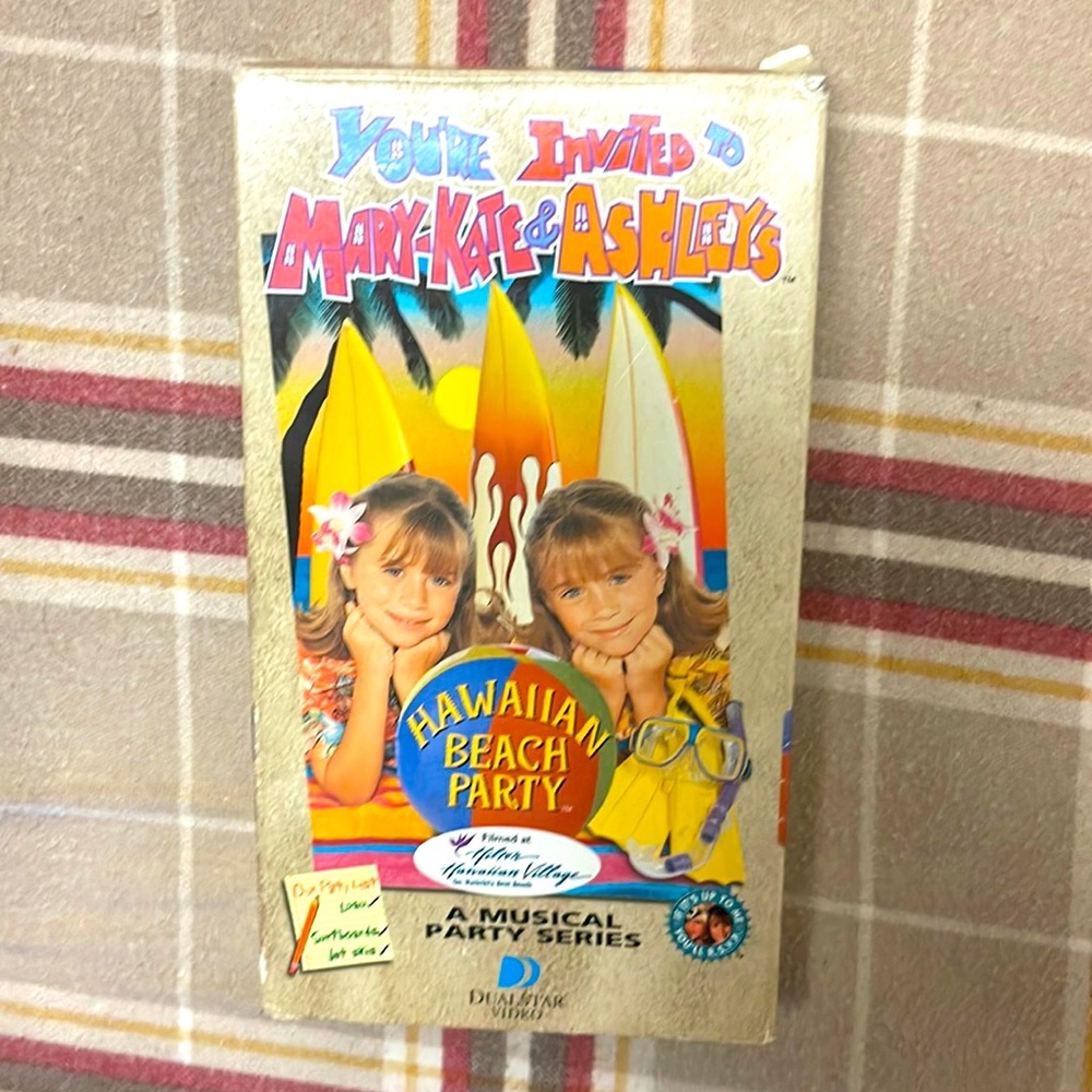 1996 You’re Invited to Mary-Kate & Ashley’s Hawaiian Beach Party vintage VHS